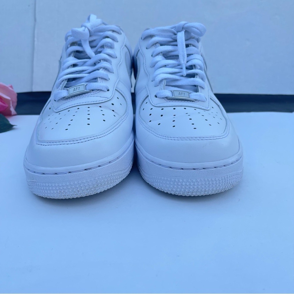 Nike Air Force 1 Men’s Size 10.5 White Athletic Lifestyle Shoes Sneakers - Picture 3 of 9